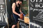 Så er der dækket op til en hurtig søndagsfrokost hos The Oyster Boy i London: østers og en Bloody Mary.  Foto: Søren Sorgenfri