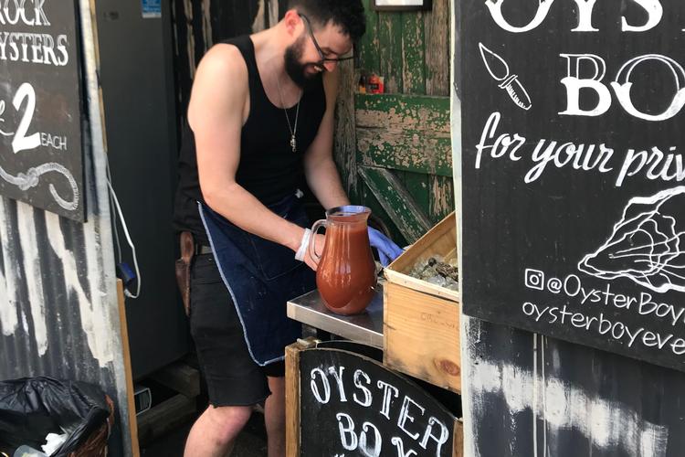 Så er der dækket op til en hurtig søndagsfrokost hos The Oyster Boy i London: østers og en Bloody Mary.  Foto: Søren Sorgenfri