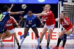 Mette Tranborg (tv.) og Line Haugsted var med i bronzekampen mod Frankrig med blandt andre Estelle Minko Nze og Gnonsiane Niombla ved EM for to år siden i Sverige. De er også med nu.
   Foto: Jens Dresling/POLFOTO