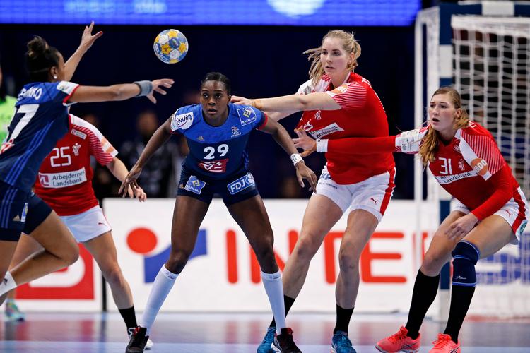 Mette Tranborg (tv.) og Line Haugsted var med i bronzekampen mod Frankrig med blandt andre Estelle Minko Nze og Gnonsiane Niombla ved EM for to år siden i Sverige. De er også med nu.
   Foto: Jens Dresling/POLFOTO