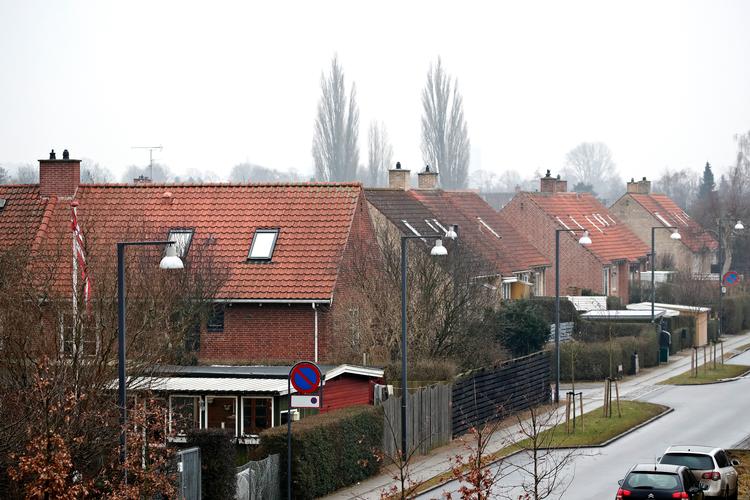 
    Antallet af 
  handler er faldet, og både huse og lejligheder har oplevet et mindre prisfald. Foto: Jens Dresling/POLFOTO
