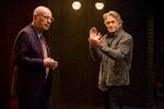 Alan Arkin og Michael Douglas er sådan set okay som de to aldrende krukker Norman og Sandy, men universet omkring dem er nedladende skildret.  Foto:  Mike Yarish/Netflix