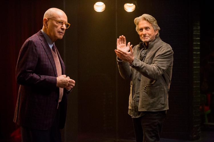 Alan Arkin og Michael Douglas er sådan set okay som de to aldrende krukker Norman og Sandy, men universet omkring dem er nedladende skildret.  Foto:  Mike Yarish/Netflix