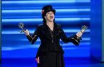 Her ses Amy Sherman-Palladino, da hun modtog prisen for bedste instuktør af en comedy-serie ved Emmy-uddelingerne i september 2018. Foto: Chris Pizzello/AP