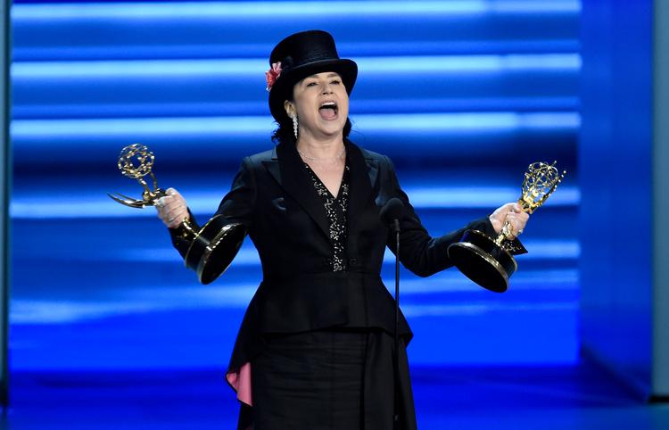 Her ses Amy Sherman-Palladino, da hun modtog prisen for bedste instuktør af en comedy-serie ved Emmy-uddelingerne i september 2018. Foto: Chris Pizzello/AP