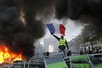 Champs-Elysees fotograferet 24. november, som var den anden lørdag i rækken af de såkaldte gule vestes demonstrationer. Nu indkalder de til 4. akt på lørdag.  Foto: Michel Euler/AP
