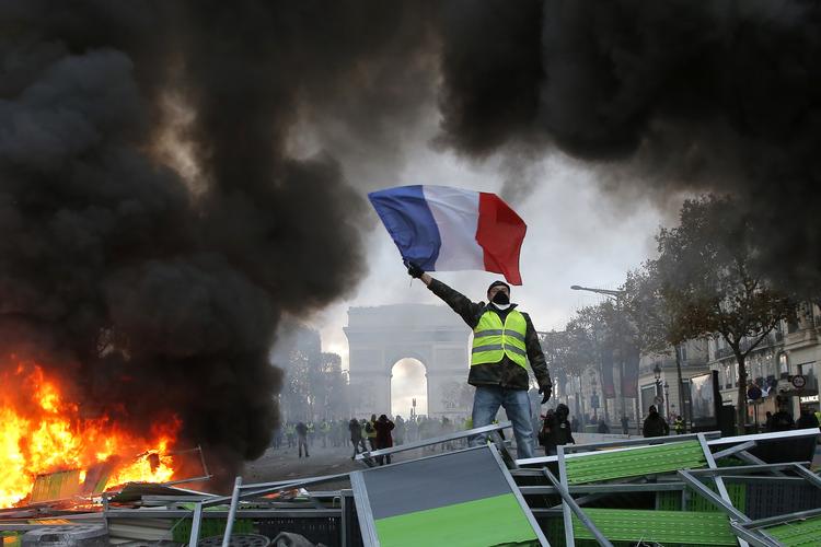 Champs-Elysees fotograferet 24. november, som var den anden lørdag i rækken af de såkaldte gule vestes demonstrationer. Nu indkalder de til 4. akt på lørdag.  Foto: Michel Euler/AP