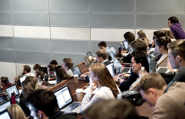 
    (ARKIV) Universitetsstuderende i København, den 27. marts 2015. Udskældt karakterbonus for tidlig studiestart afskaffes med bred aftale om mere fleksible uddannelser. Studerende, universiteter og erhvervsliv er positive. Det skriver Ritzau, torsdag den 6. december 2018.. (Foto: Mathias Bojesen/Ritzau Scanpix)
   Foto: Mathias Bojesen/Ritzau Scanpix
