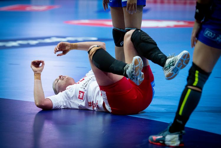 Kathrine Heindahl illustrerer Danmarks indsats mod Frankrig.
   Foto: Liselotte Sabroe/Ritzau Scanpix