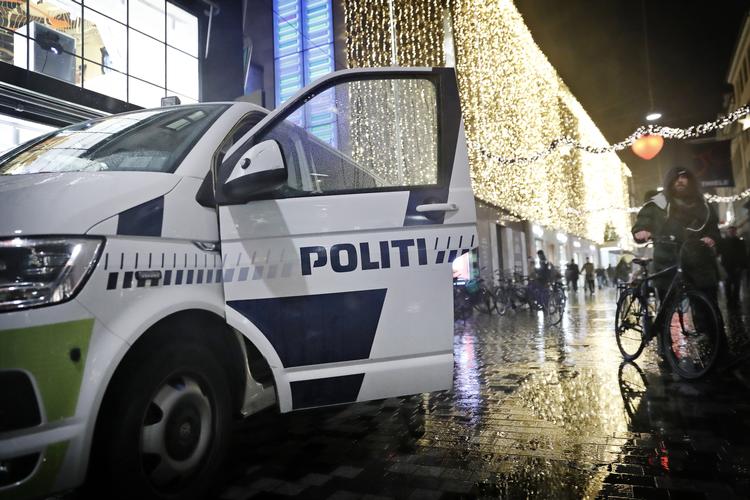 Politiet var talstærkt til stede i Indre By, efter at røverne slog til. 
   Foto: Jens Dresling/POLFOTO