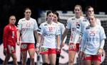 Skuffede danske piger med Mie Højlund i midten forlader hallen efter nederlaget til de franske verdensmestre.
   Foto: Lars Poulsen/POLFOTO