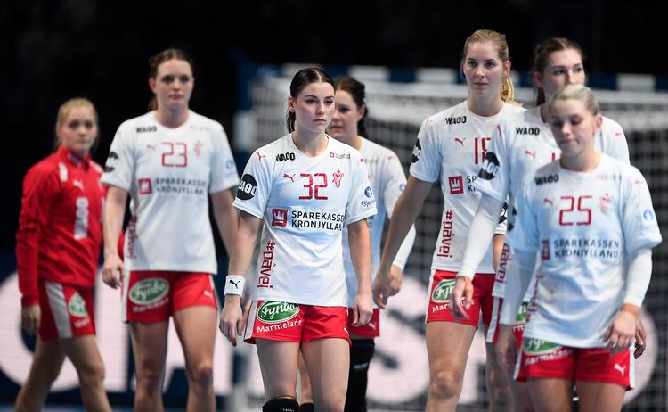 Skuffede danske piger med Mie Højlund i midten forlader hallen efter nederlaget til de franske verdensmestre.
   Foto: Lars Poulsen/POLFOTO