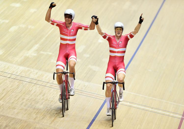 I lørdags jublede Casper Folsach (t.v.) og Lasse Norman sammen efter sejren i parløbet ved World Cup i Berlin. Her til aften var de modstandere i Odense med Norman som vinder af DM-titlen i omnium foran Folsach. 