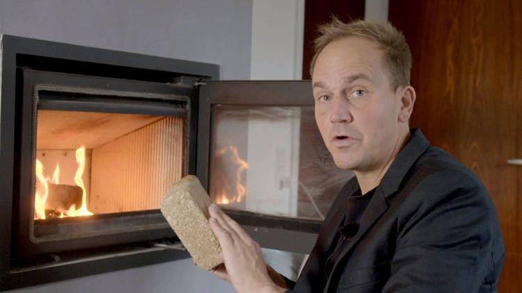 Jakob Illeborg nærmest bed briketforhandlere i knæhaserne, men fik ikke rigtig fat i, hvad det betød for varmen i stuen.  Foto: DR