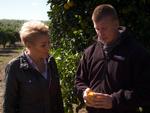 Lene Beier er gået i lunden med landmanden Morten, som bor i Portugal. Foto: Blu/TV 2