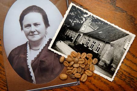 Birthe Steenbergs farmor gemte kaffebønnerne på loftet på Heddingegård på Stevns.
  
   Foto: Jens Dresling/POLFOTO
