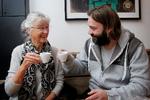 
Birthe Steenberg smager på kaffe brygget på de 100 år gamle bønner sammen med Kasper Michel fra Risteriet, der har ristet dem. Det er en hengemt oplevelse. Foto: Jens Dresling/POLFOTO