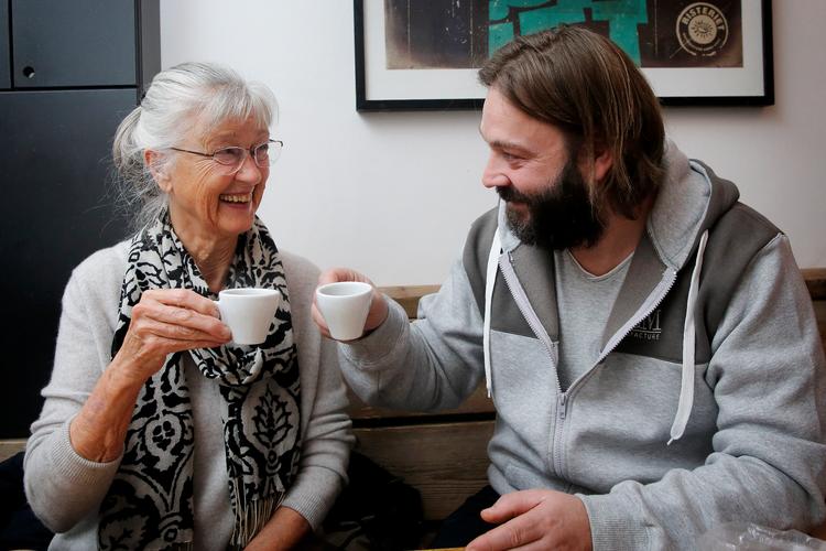 
Birthe Steenberg smager på kaffe brygget på de 100 år gamle bønner sammen med Kasper Michel fra Risteriet, der har ristet dem. Det er en hengemt oplevelse. Foto: Jens Dresling/POLFOTO