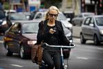 Har du også svært ved at lade mobilen blive i lommen? Tag testen her og se, om du har sunde mobilvaner.  Foto: Jens Dresling/POLFOTO