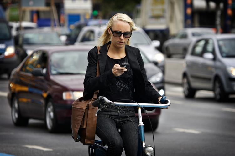 Har du også svært ved at lade mobilen blive i lommen? Tag testen her og se, om du har sunde mobilvaner.  Foto: Jens Dresling/POLFOTO