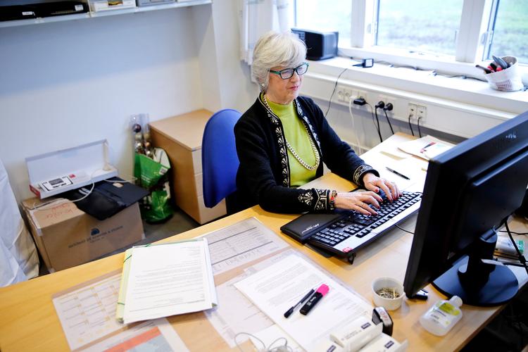 
Da Højesteret for knapt fire år siden afgjorde, at det var i orden, at arbejdende folkepensionister ikke har ret til dagpenge, talte Politiken med den 70-årige lægesekretær Annie Lykke, som mente, at hvis man følger ’opfordringen’ til at arbejde ind i pensionsalderen, så skal man også have de samme rettigheder, som andre lønmodtagere.
   Foto: Jens Dresling/POLFOTO