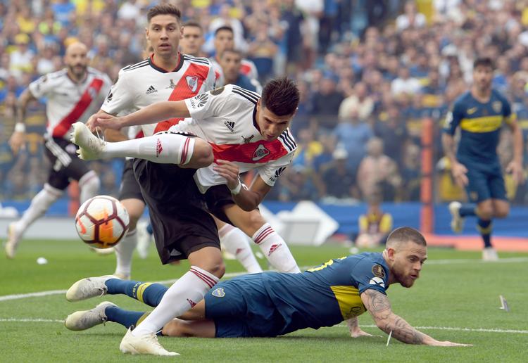 Der er garanti for hårde tacklinger, når ærkerivalerne mødes for 247. gang.  Foto: Gustavo Garello/AP