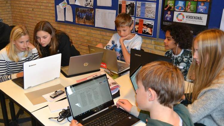 I redaktionen arbejder My, Sofie, Carl Emil, Leo, Emilia og Noah intensivt med deres artikler. FOTO: Jonas Stenger Andersen 