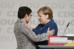 Merkel og hendes, Annegret Kramp-Karrenbauer, i et varmt knus, der ikke efterlod tvivl om, at lettelsen var stor hos begge kvinder. Foto: Markus Schreiber/AP