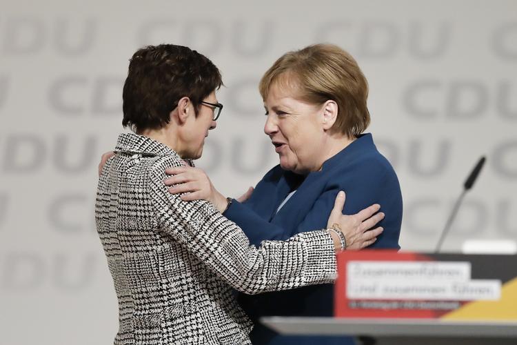 Merkel og hendes, Annegret Kramp-Karrenbauer, i et varmt knus, der ikke efterlod tvivl om, at lettelsen var stor hos begge kvinder. Foto: Markus Schreiber/AP