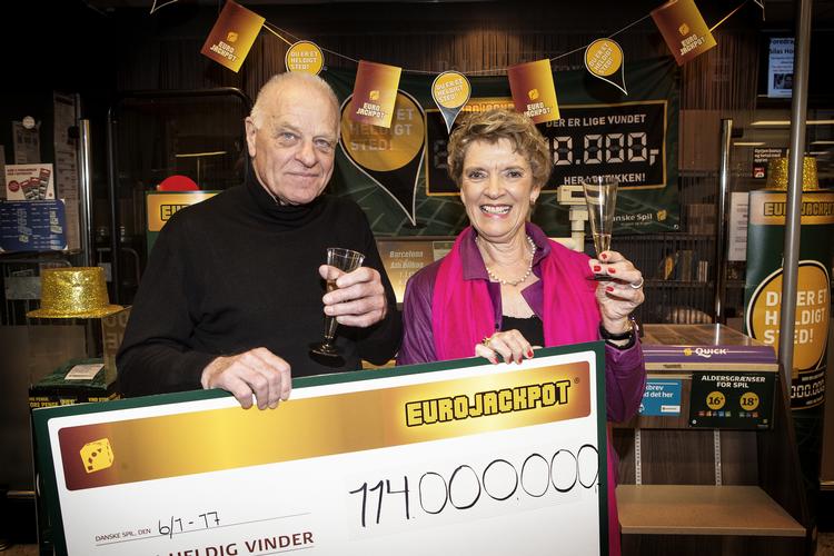 Leif og Aase Sommer fra Ølsted vandt sidste år 114 millioner kroner i Eurojackpot. Det var dengang den femtestørste gevinst i danmarkshistorien. Nu er det den sjettestørste.  Foto: Rune Aarestrup Pedersen/POLFOTO