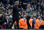 Både José Mourinho (tv.) og Pep Guardiola er storforbrugere af penge, men Mourinhos United har en lagt større økonomi og omsætning end Guardiolas City, hvorfor det røde Manchester-hold ikke har noget at frygte i forhold til Uefa’s regler.  Foto: Matt Dunham/AP
