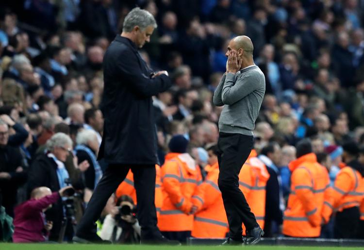 Både José Mourinho (tv.) og Pep Guardiola er storforbrugere af penge, men Mourinhos United har en lagt større økonomi og omsætning end Guardiolas City, hvorfor det røde Manchester-hold ikke har noget at frygte i forhold til Uefa’s regler.  Foto: Matt Dunham/AP