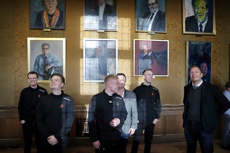 Kasper Hvidt (til højre) var med Astralis til modtagelse på Københavns Rådhus, da den danske flok af verdensstjerne i e-sport tidligere på året blev hyldet.  Foto: Jens Dresling/POLFOTO