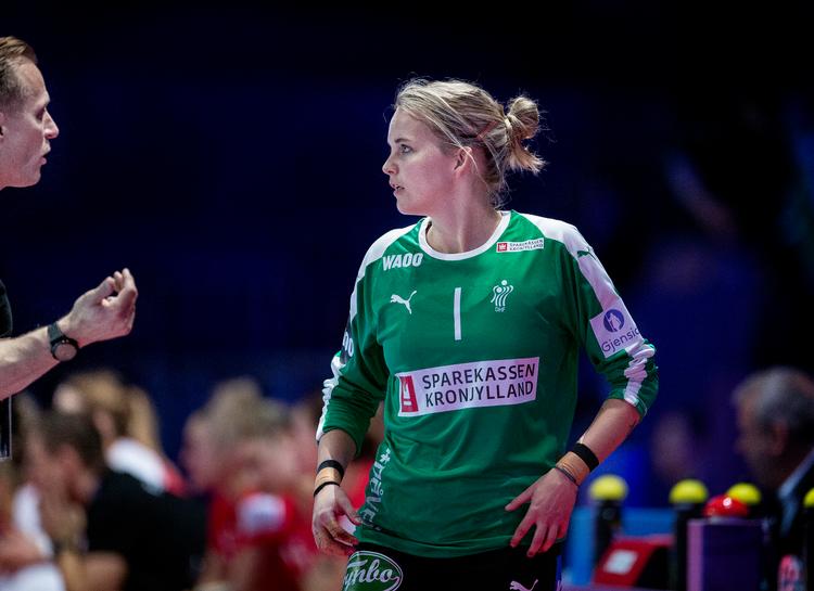 Med over 100 landskampe er Sandra Toft en af de mest rutinerede i EM-truppen, og derfor også en spiller, landstræner Klavs Bruun Jørgensen lytter til.
   Foto: Liselotte Sabroe/Ritzau Scanpix