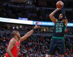 Marcus Morris (th.) var med til at vinde den største sejr nogen sinde for Boston Celtics. Foto: Kamil Krzaczynski/AP