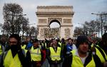 Demonstranter med de karakteristiske gule veste under Triumfbuen i Paris 8. december.       Foto: Abdul Abeissa/Ritzau Scanpix