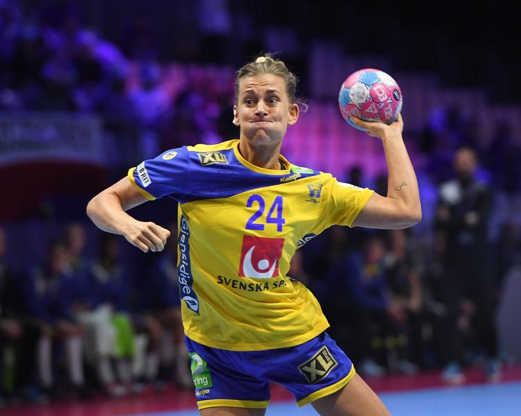 Et enkelt af de svenske mål blev scoret af Natalie Hagman - til 20-19 på straffekast.
   Foto: 10030 Jonas Ekströmer/tt/Ritzau Scanpix