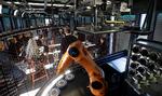 
En robotarm serverer drinks for gæsterne i Prag på en restaurant der åbnede i november 2018. REUTERS/David W Cerny
  Foto: David W Cerny/Ritzau Scanpix