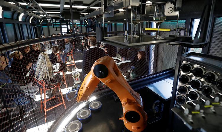 
En robotarm serverer drinks for gæsterne i Prag på en restaurant der åbnede i november 2018. REUTERS/David W Cerny
  Foto: David W Cerny/Ritzau Scanpix