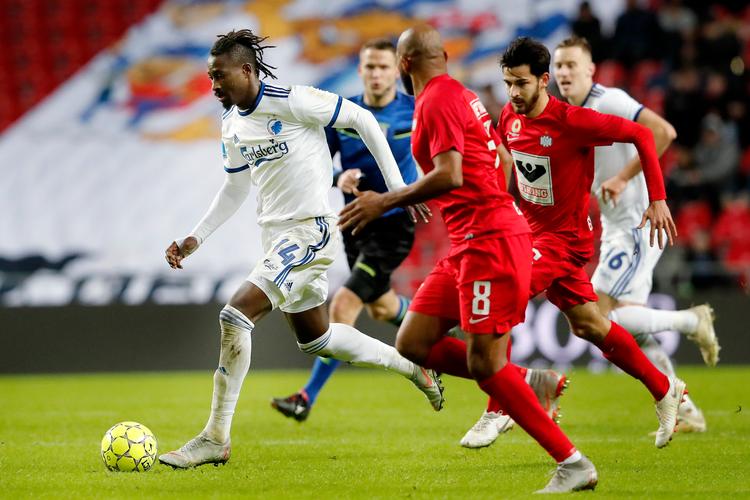 Lang eftermiddag: Esbjerg-spillerne havde store problemer med at styre Dame N'Doye. Foto: Jens Dresling/POLFOTO