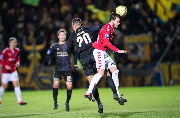 Kerim Memija og Kamil Wilczek i den kontroversielle duel.  Foto: Claus Fisker/Ritzau Scanpix