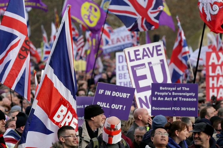 Brexittilhængere på gaden i London i går.  Foto: Tim Ireland/AP