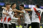 Juan Quintero lykønskes med Rivers scoring til 2-1.  Foto: Thanassis Stavrakis/AP