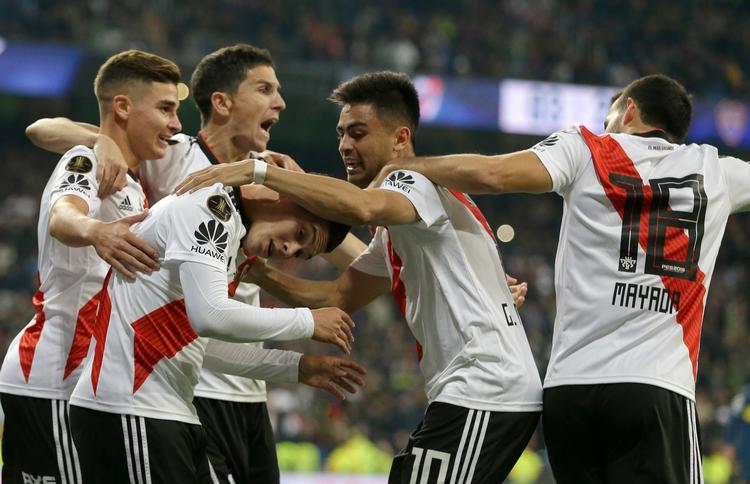 Juan Quintero lykønskes med Rivers scoring til 2-1.  Foto: Thanassis Stavrakis/AP