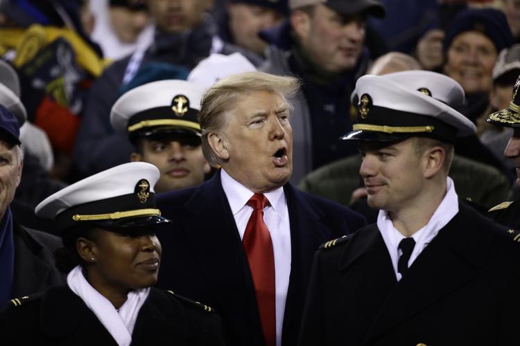 Donald Trump fotograferet lørdag, dagen efter at anklagere fredag fremlagde nye dokumenter i sagen mod hans tidligere advokat Michale Cohen. 
   Foto: Matt Rourke/AP