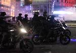 En politimand på motorcykel åbner ild mod ballademagere i Buenos Aires, hvor stemningen efter finalen i Copa Libertadores var på kogepunktet.
    
   Foto: Gustavo Garello/AP