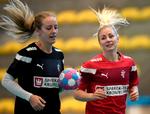 Anne Cecilie la Cour (tv.) og Lotte Grigel og holdkammeraterne har stadig masser at spille om ved EM.
   Foto: Lars Poulsen/POLFOTO