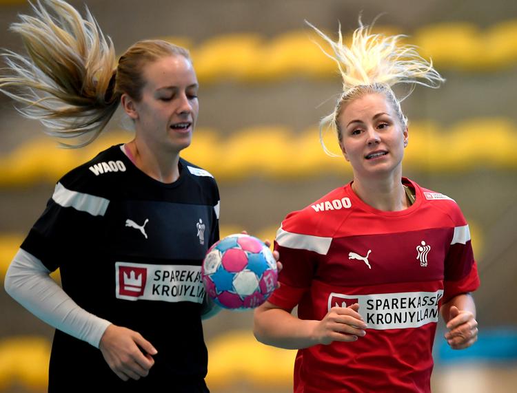 Anne Cecilie la Cour (tv.) og Lotte Grigel og holdkammeraterne har stadig masser at spille om ved EM.
   Foto: Lars Poulsen/POLFOTO