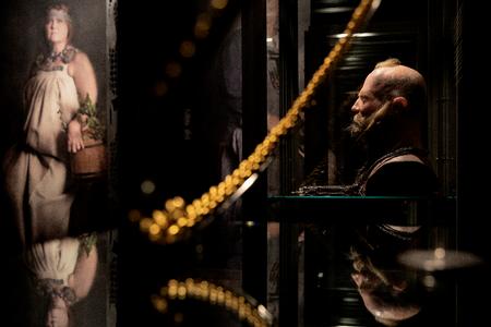 Nationalmuseets store Vikingeudstilling. Det er designeren Jim Lyngvild, som har været med til at tilrettelægge udstillingen. Det har han fået kritik for, men nu kommer en tidligere rektor ham til undsætning. Foto: Peter Hove Olesen/POLFOTO