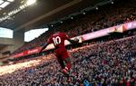 Sadio Mané har fejret mange sejre hjemme på Anfield, og denne gang skal han også være på toppen, når Napoli kommer på besøg. Ellers må han og Liverpool-fans se på, mens rivalerne fra Manchester, City og United, spiller videre i Champions League. Foto: Dave Thompson/AP